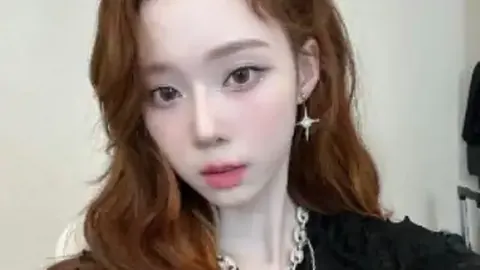 “王钰栋首秀遗憾收场：前国脚不慎扭伤脚踝，离场成焦点！”